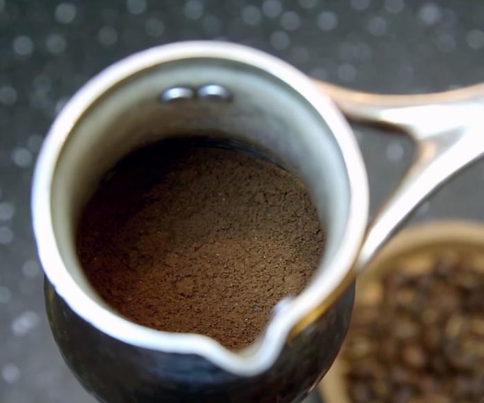 Приготовление кофе в турке