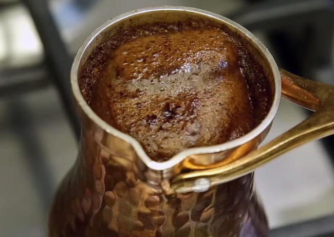 Как заварить кофе в турке на плите